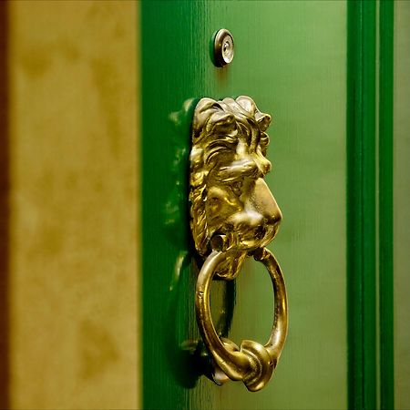 Royal Scot Hotel & Suites Виктория Екстериор снимка