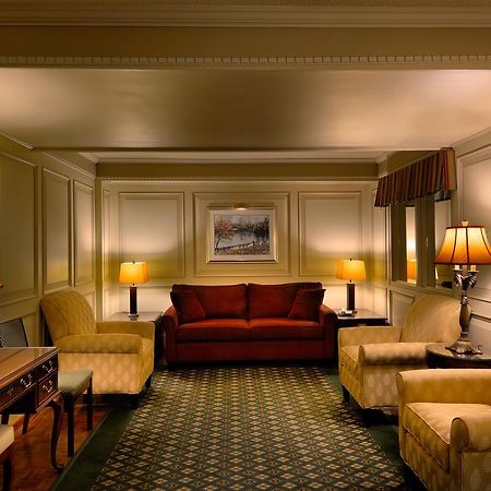 Royal Scot Hotel & Suites Виктория Екстериор снимка