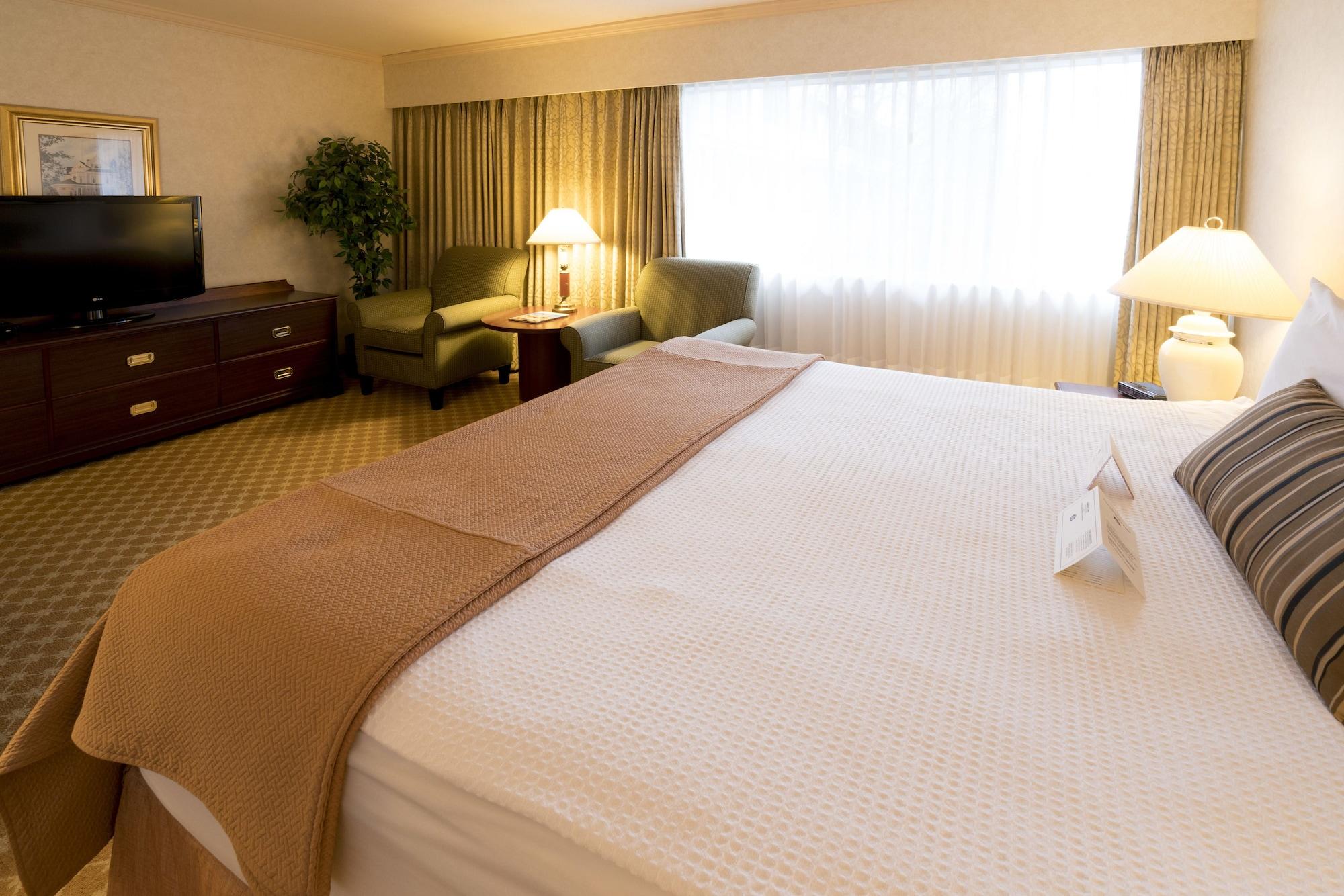 Royal Scot Hotel & Suites Виктория Екстериор снимка