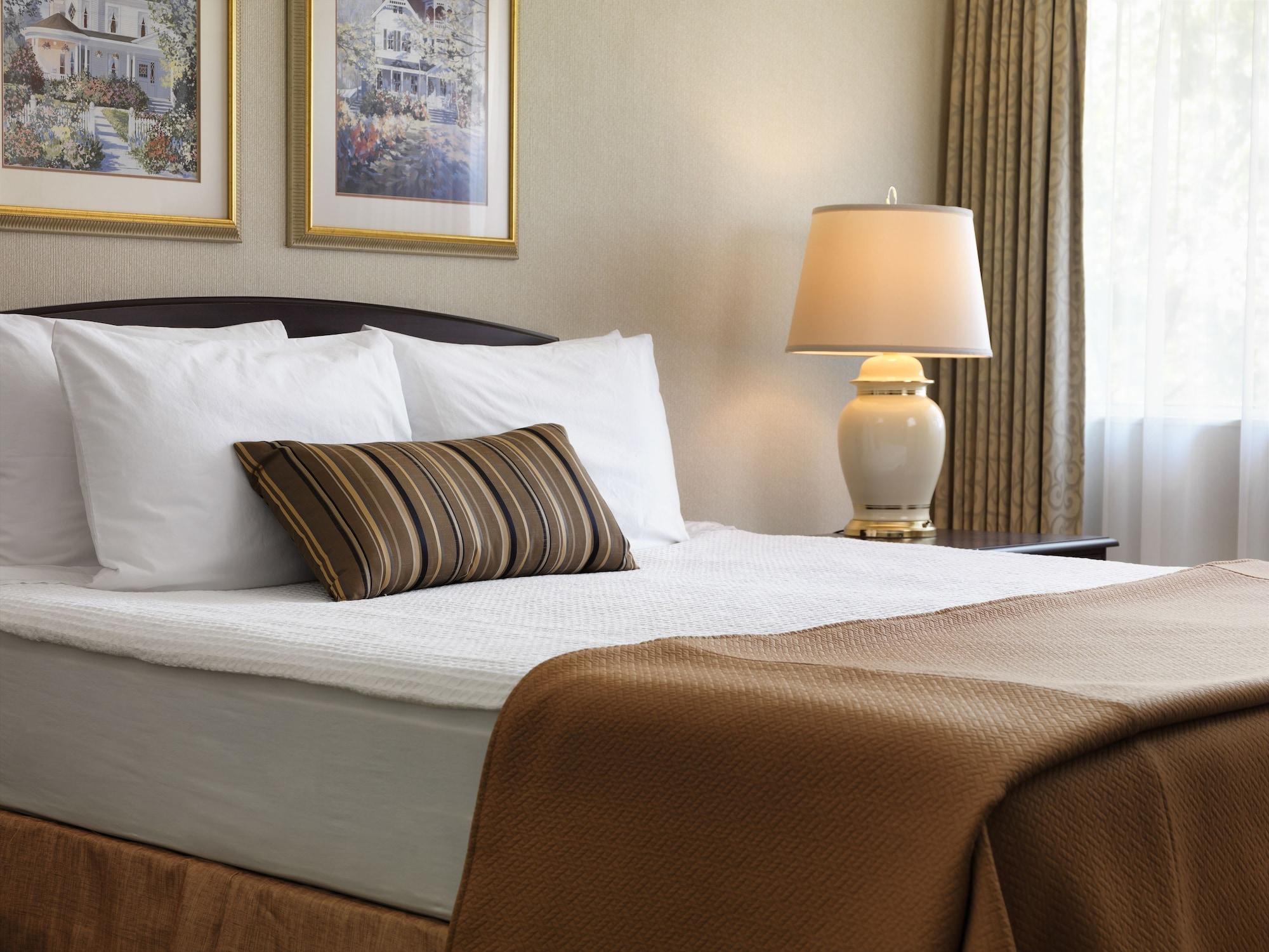 Royal Scot Hotel & Suites Виктория Екстериор снимка