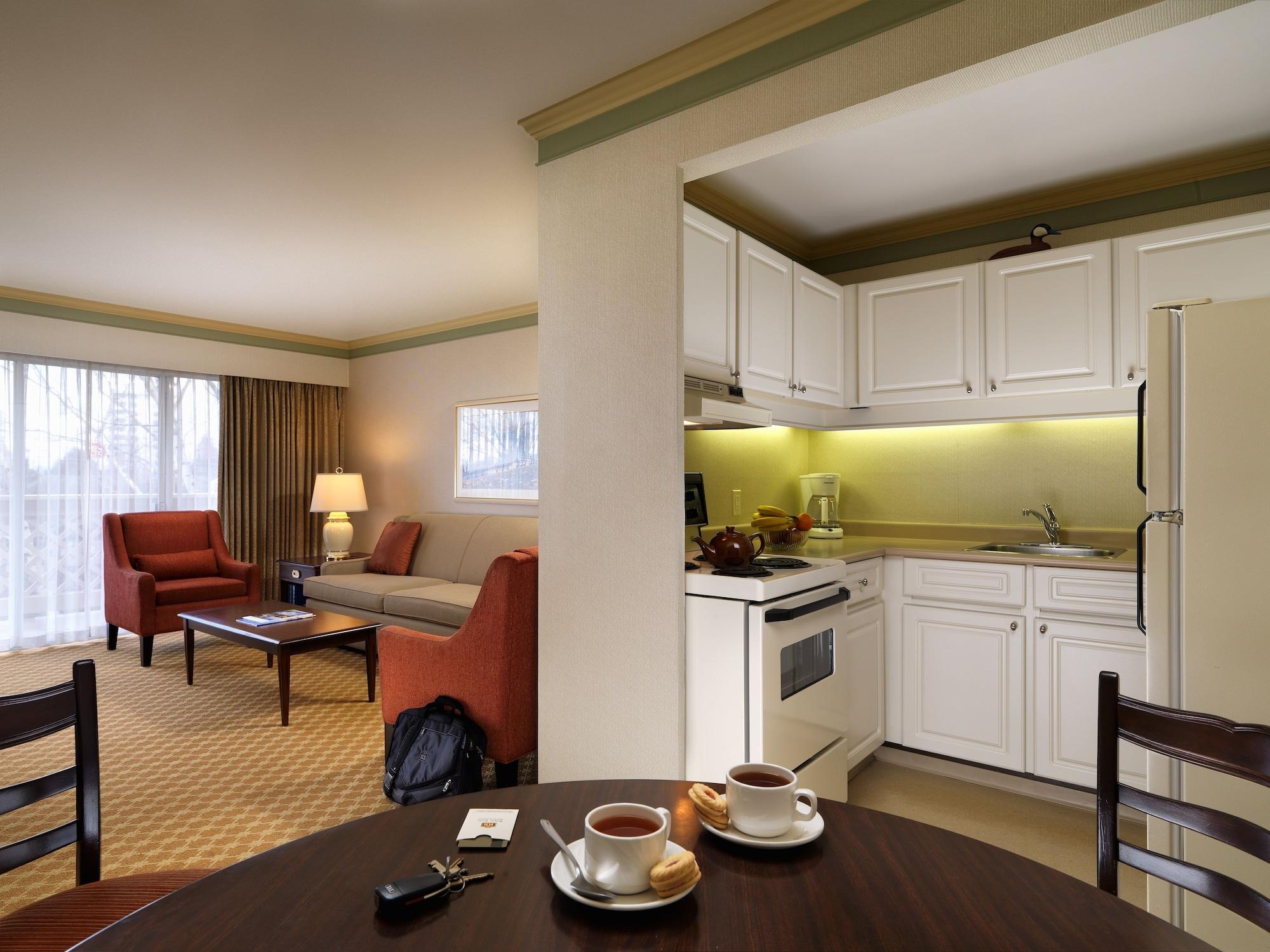 Royal Scot Hotel & Suites Виктория Екстериор снимка