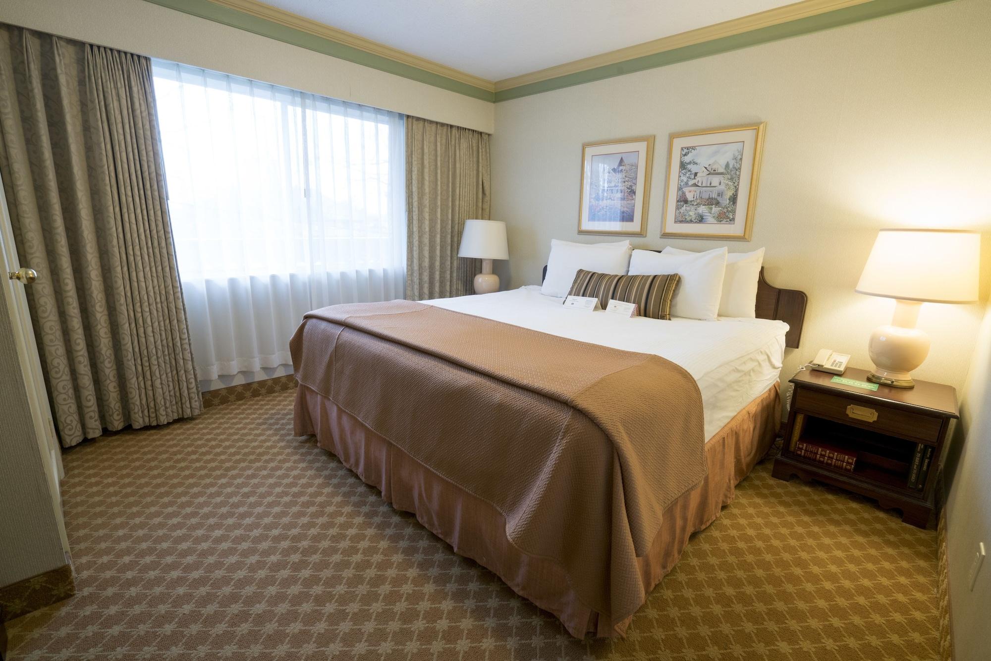 Royal Scot Hotel & Suites Виктория Екстериор снимка