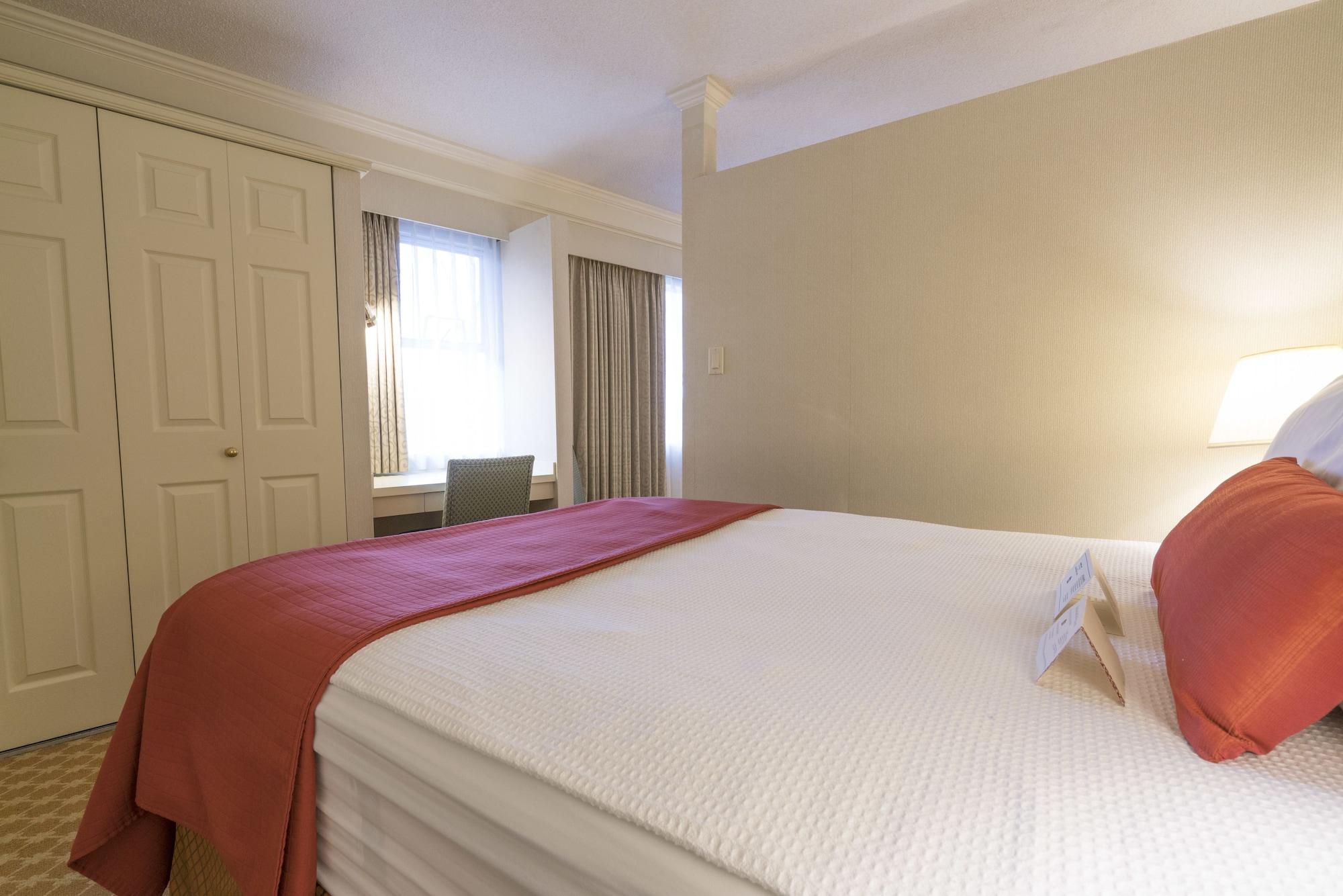 Royal Scot Hotel & Suites Виктория Екстериор снимка