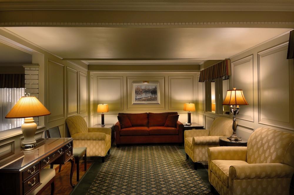 Royal Scot Hotel & Suites Виктория Екстериор снимка