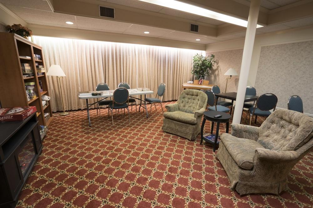 Royal Scot Hotel & Suites Виктория Екстериор снимка
