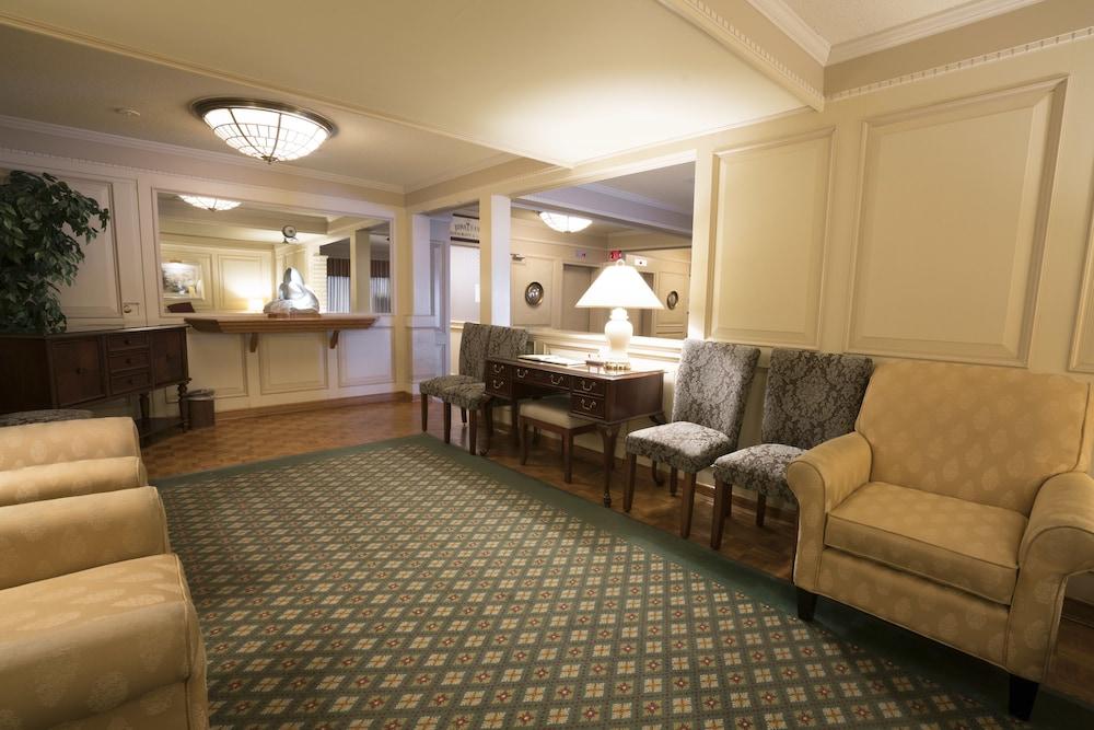Royal Scot Hotel & Suites Виктория Екстериор снимка