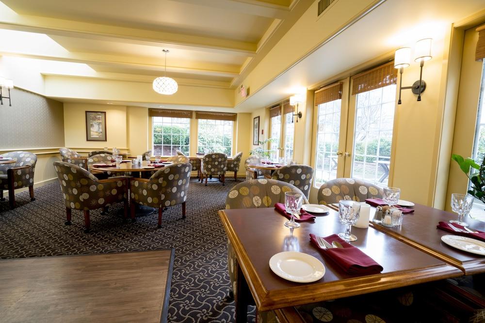 Royal Scot Hotel & Suites Виктория Екстериор снимка