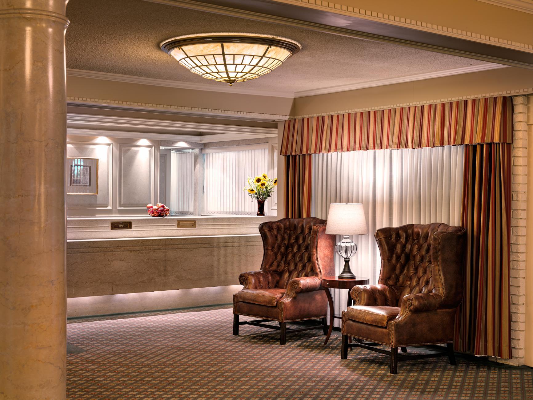 Royal Scot Hotel & Suites Виктория Екстериор снимка