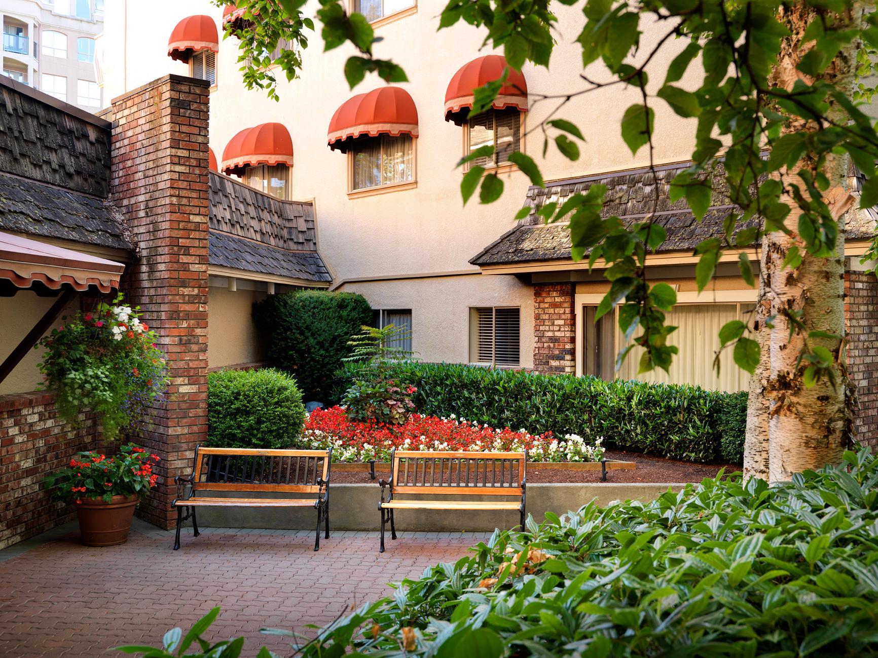 Royal Scot Hotel & Suites Виктория Екстериор снимка