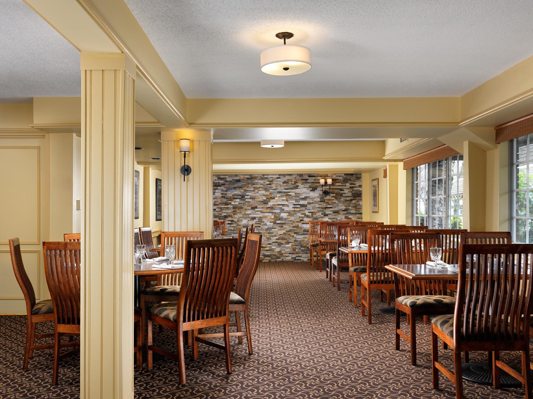 Royal Scot Hotel & Suites Виктория Екстериор снимка