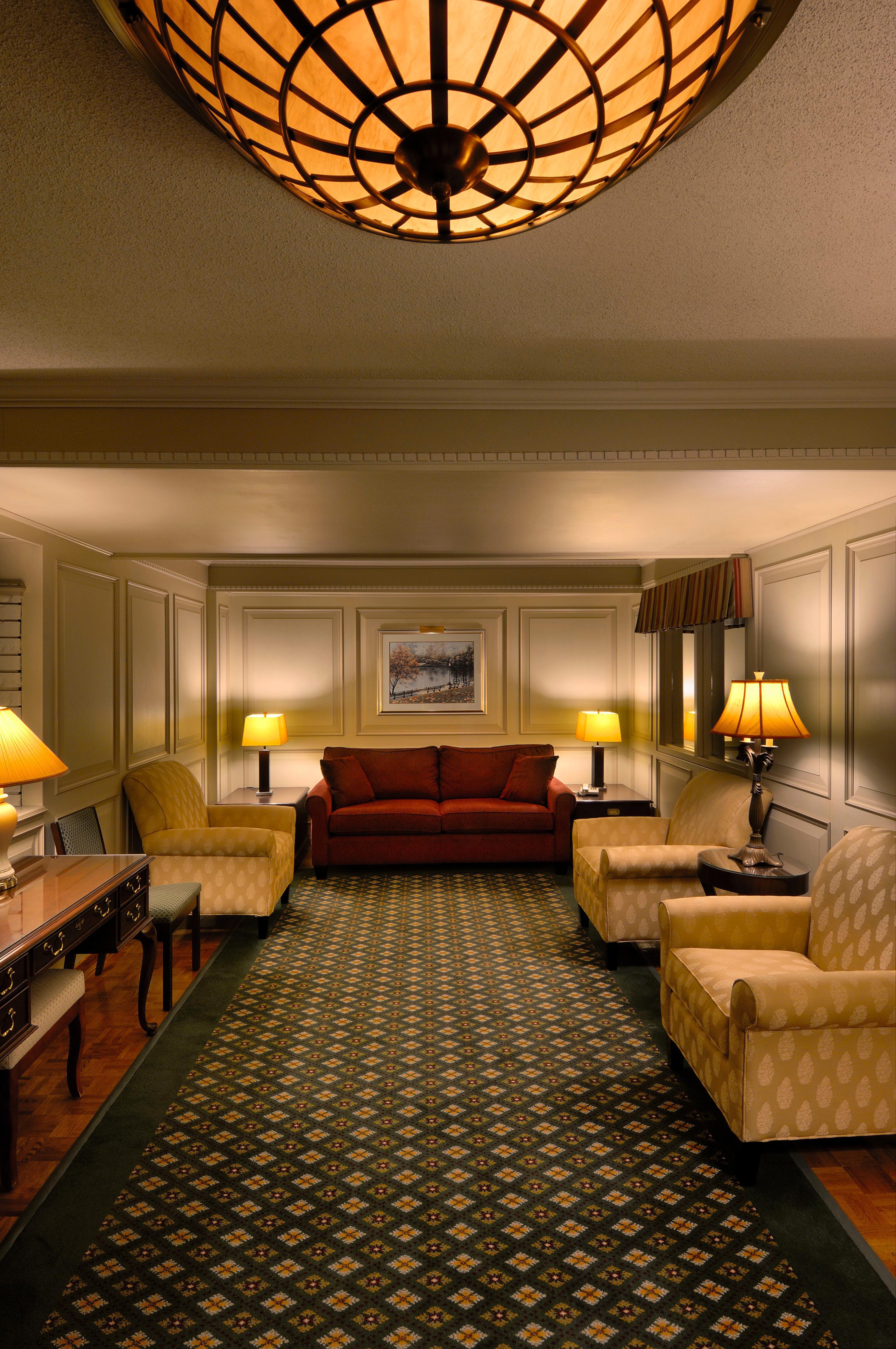 Royal Scot Hotel & Suites Виктория Екстериор снимка