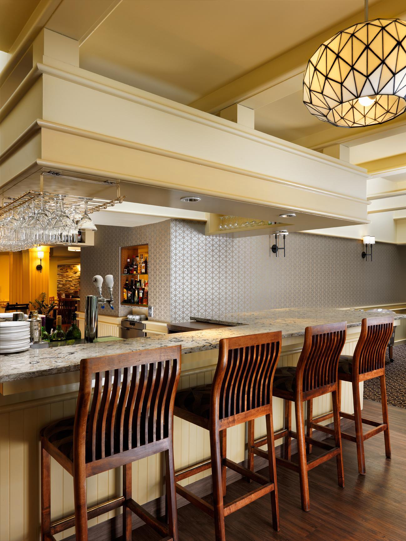 Royal Scot Hotel & Suites Виктория Екстериор снимка