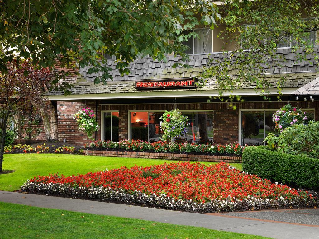 Royal Scot Hotel & Suites Виктория Екстериор снимка