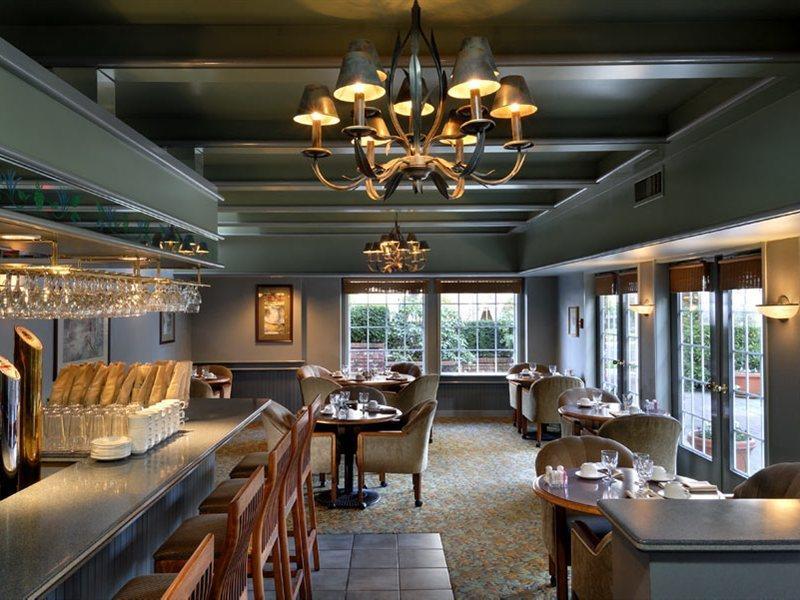 Royal Scot Hotel & Suites Виктория Екстериор снимка