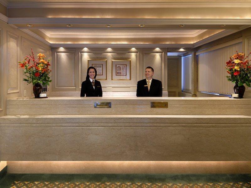 Royal Scot Hotel & Suites Виктория Екстериор снимка