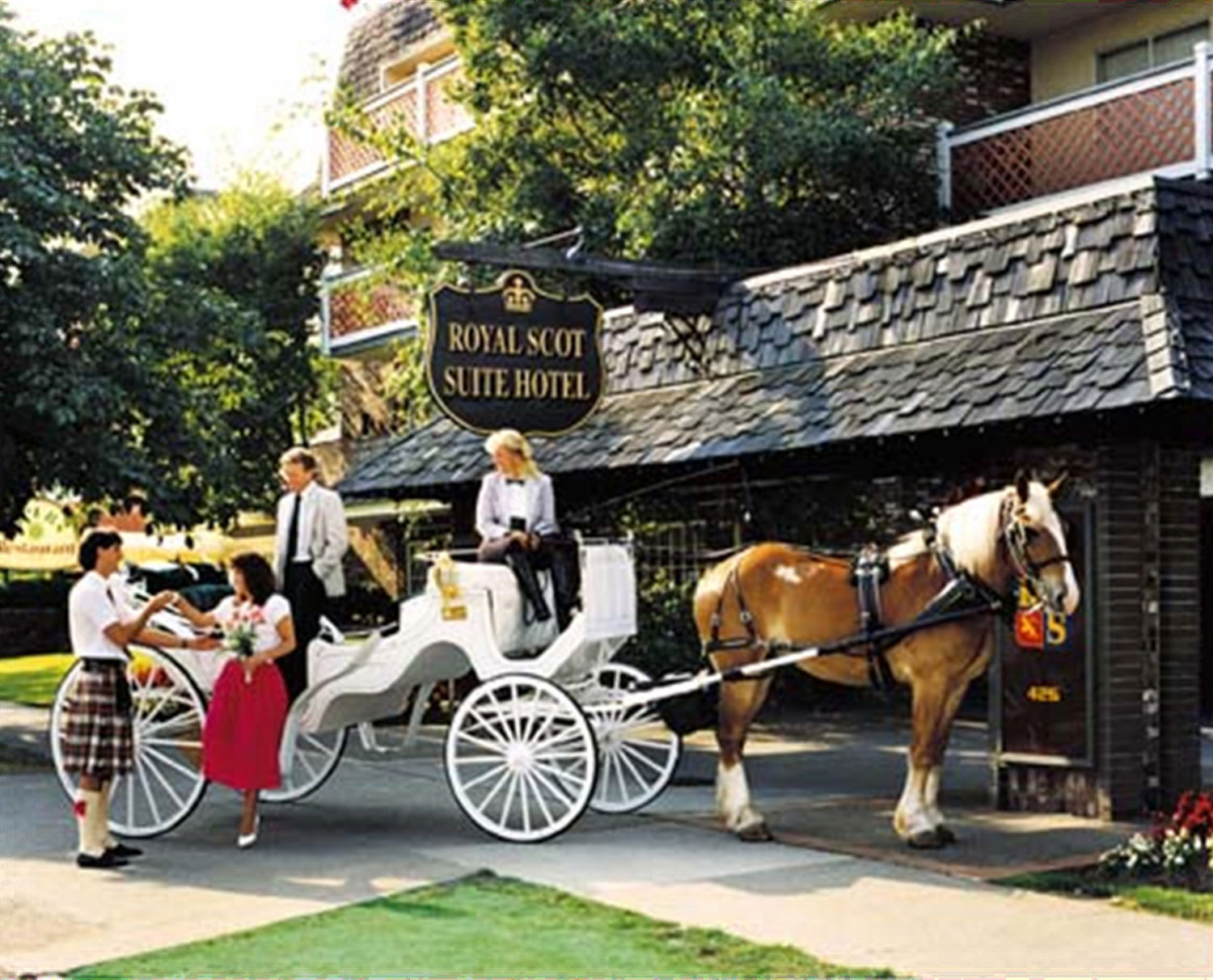 Royal Scot Hotel & Suites Виктория Екстериор снимка