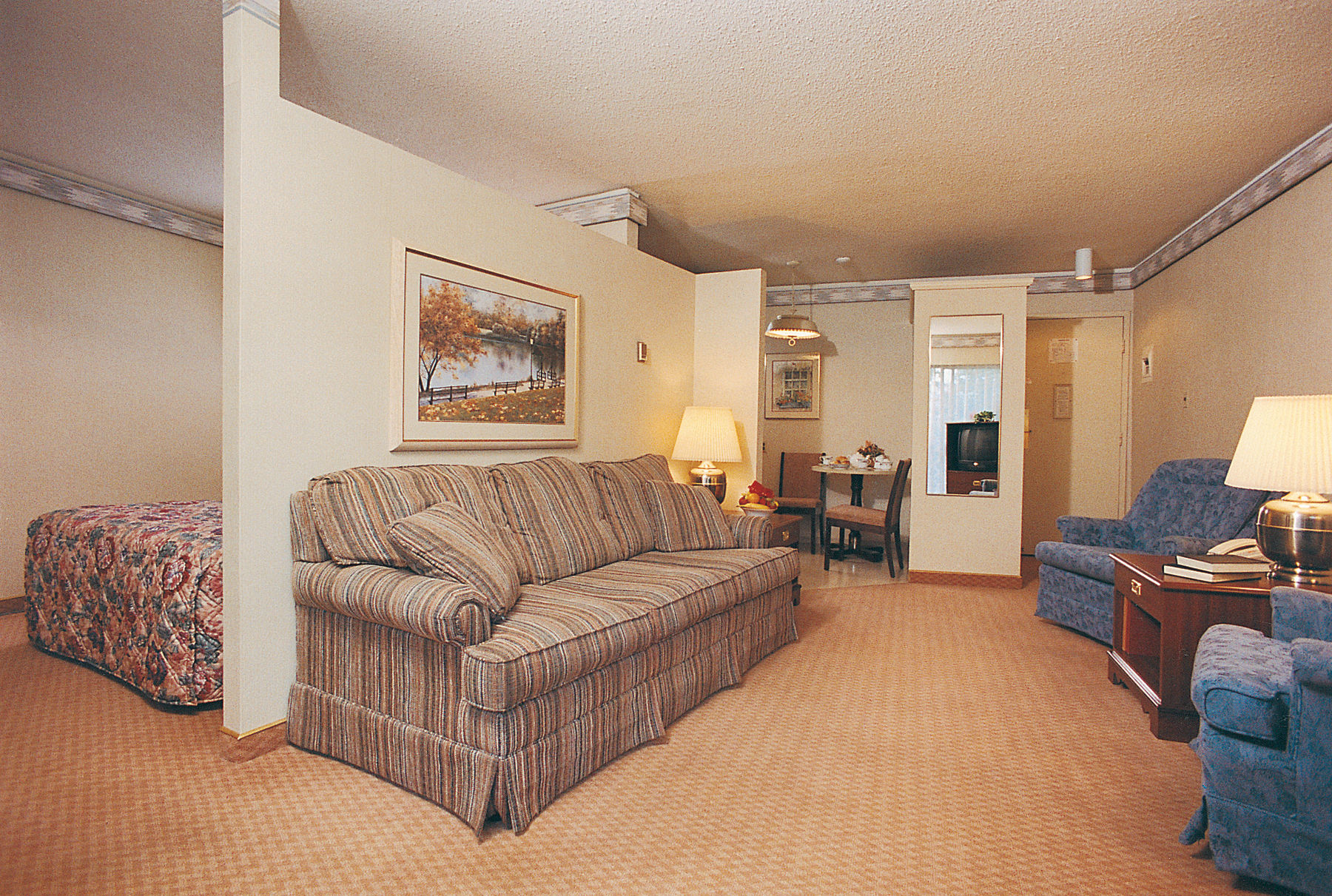 Royal Scot Hotel & Suites Виктория Екстериор снимка