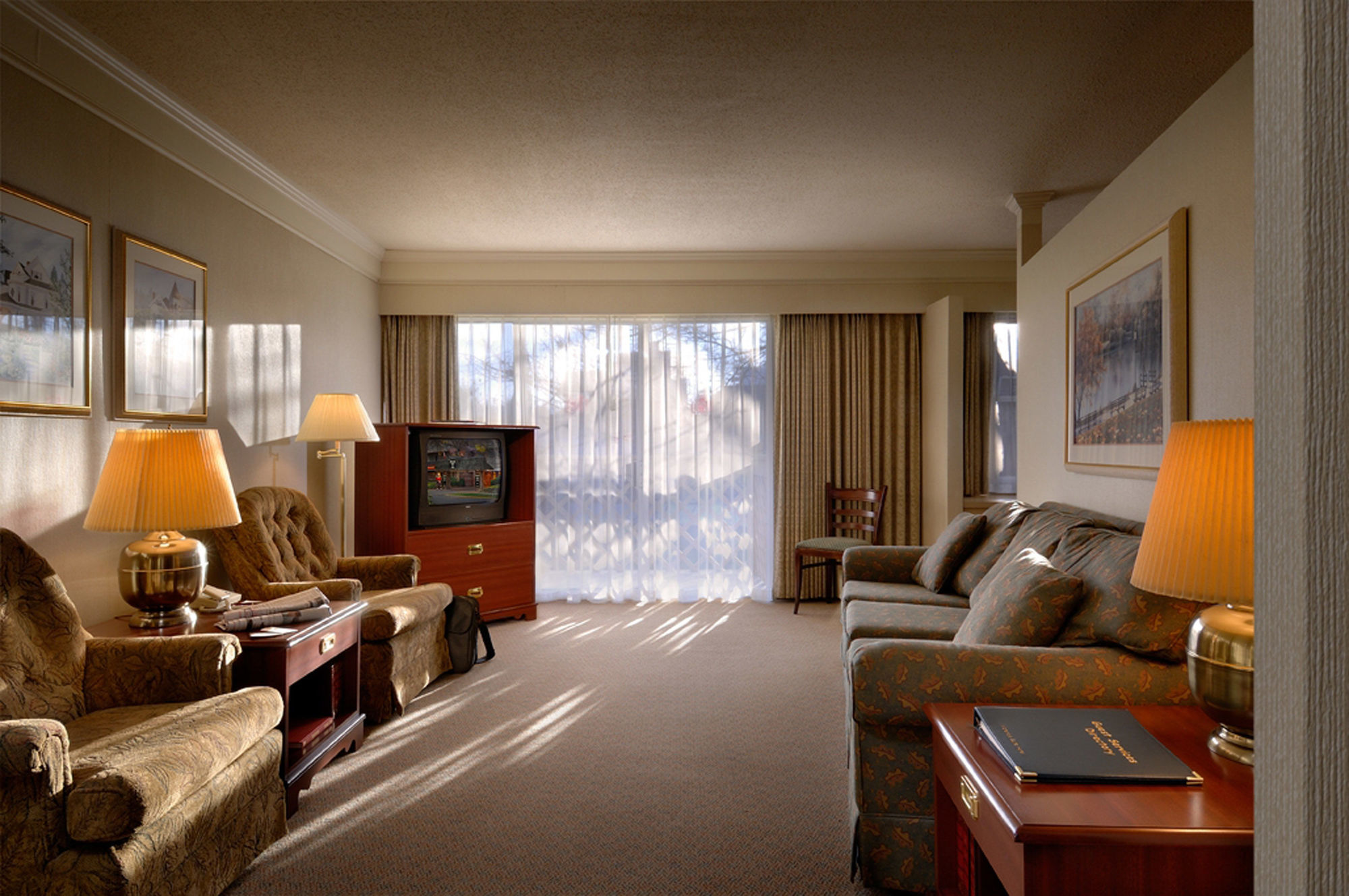 Royal Scot Hotel & Suites Виктория Екстериор снимка