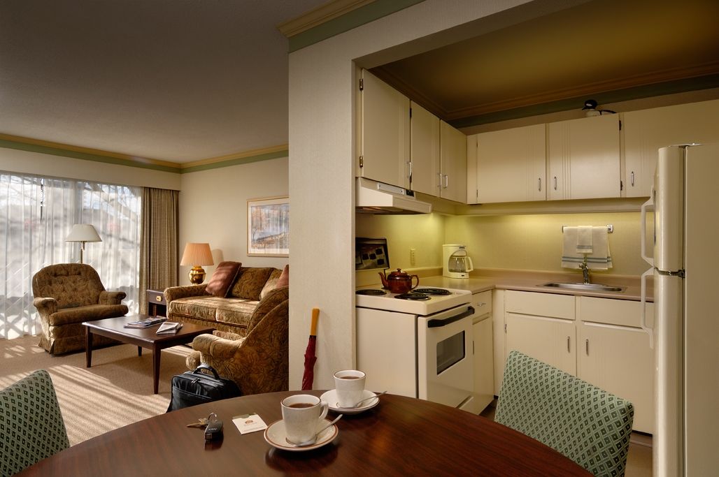 Royal Scot Hotel & Suites Виктория Екстериор снимка