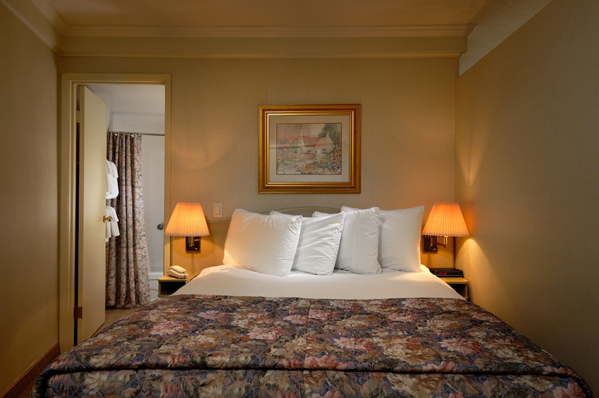 Royal Scot Hotel & Suites Виктория Екстериор снимка