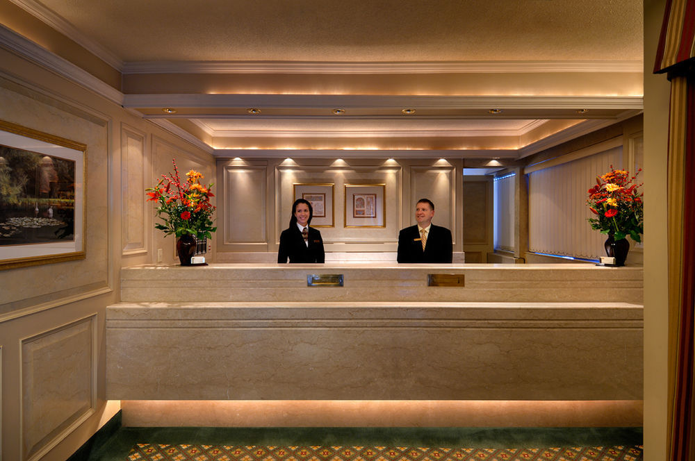 Royal Scot Hotel & Suites Виктория Екстериор снимка