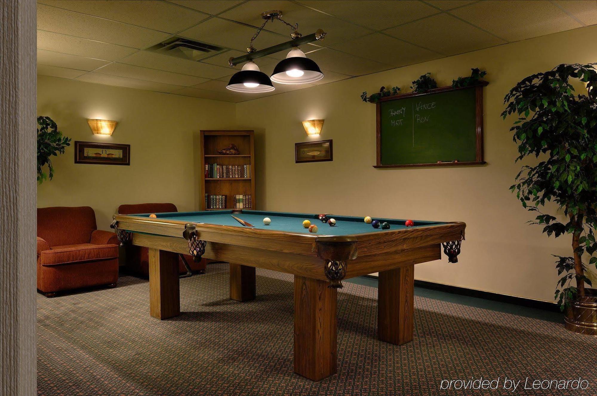 Royal Scot Hotel & Suites Виктория Съоръжения снимка