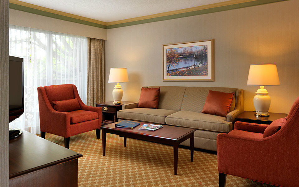 Royal Scot Hotel & Suites Виктория Екстериор снимка