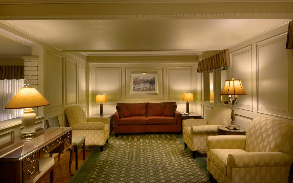 Royal Scot Hotel & Suites Виктория Екстериор снимка