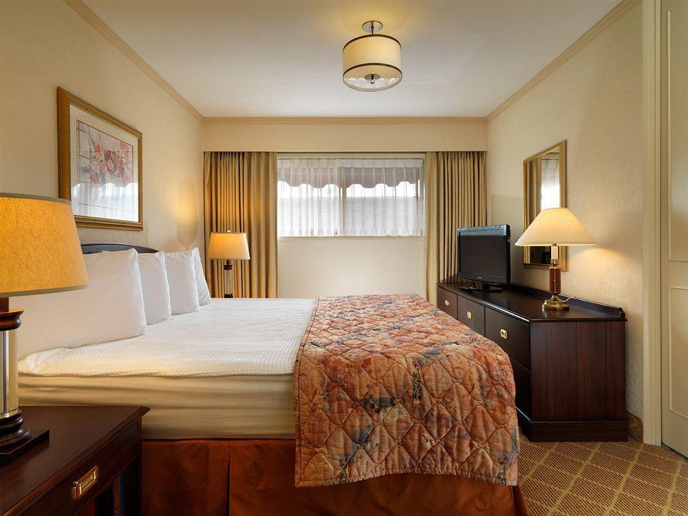 Royal Scot Hotel & Suites Виктория Екстериор снимка